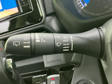 レバーに操作を示す表示があり、設定を目で確認しながら扱えます。運転席から手を伸ばしやすい位置にまとめられているため、雨天時の視界確保にも役立ちます。