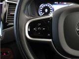 前方車を自動追従するアダプティブクルーズコントロールに加え、ステアリング操舵も行う進化型クルーズ『パイロットアシスト』を搭載。車体を車線内へと適正に維持しつつ先行車を忠実に追従します。