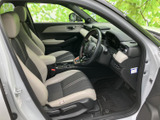 明るい色合いのシートと落ち着いた内装色が、運転席まわりに統一感をもたらします。前方や左右を見渡しやすい視界で、毎日の運転にもなじみやすい空間です。