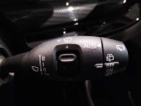 MINIの内装はとにかく『円』に拘ったデザインコンセプトが一目で伝わってきます。これほど円形に拘った車は他に御座いません。伝統のデザイン、トグルスイッチなど遊び心のある内装で御座います。