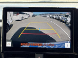 車両後方の様子を画面で確認でき、駐車時の周囲確認をサポートします。ガイド表示も備わり、駐車スペースへ合わせる際の目安として、日常の駐車で役立つ装備です。