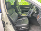 運転席と助手席にはゆったりとしたシートが並び、前席で過ごす時間を落ち着いて楽しめる室内です。座面や背もたれの形状に加え、ドア側まで視線が届きやすく、乗り降りの際にも室内の様子を確認できます。