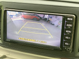後方の映像に加え、駐車位置の目安となるガイド線も画面に表示されます。車両後方の様子を確認しながら駐車しやすく、周囲への注意を促す表示も備わった便利な装備です。