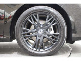 純正のアルミホイールが足元を飾ります!タイヤサイズは 225/50R18 でございます!