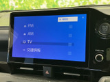 FM・AMやテレビ、交通情報などの項目が画面に並び、選びたいメニューを見つけやすい構成です。必要な情報や音声ソースを確認しやすく便利です。