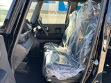 前席は座面が広く、乗り降りしやすい開口部からアクセスしやすい配置です。窓からの視界も確保され、助手席に乗る方にも落ち着いて過ごしていただける室内空間となっています。