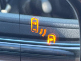 【ブラインドスポットモニター】走行中、ドアミラーの死角になりやすい箇所に後続車が接近するとサイドミラーのレンズに警告を表示!ドライバーに注意喚起をしてくれます。