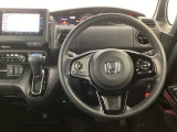 【ハンドル】運転にかかわる様々な操作を安全に行えるように視点移動が少なく操作性に配慮されたスイッチ類が凝縮されたコックピットです。
