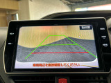 【バックカメラ】運転席から画面上で安全確認ができます。駐車が苦手な方にもオススメな便利機能です。