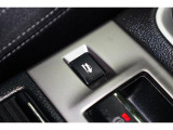 ヒルスタートアシストは上り坂での前進時および下り坂での後退時にブレーキペダルから アクセルペダルに踏みかえる際に発生する車両の後退・前進を一時的に防ぐことで、発進 を容易にする装置です。