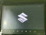 大きな画面に起動時の表示が映し出され、タッチ操作用のアイコンも並んでいます。画面を見ながら各種メニューへ進める構成で、車内での案内や音楽操作をまとめて扱いやすい装備です。