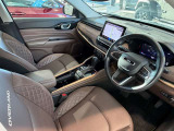 ステアリングを握ればJeepワールドが目の前に広がります。