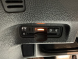 【ETC車載器】カードを挿すだけで準備完了。支払い待ちの渋滞を横目に、スマートに目的地へ向かえます。今の時代のドライブには欠かせない相棒です。利用には、車両情報を登録する別途セットアップが必要です。