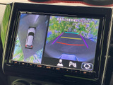 車両周辺と後方の映像を画面で確認でき、駐車時の周囲の状況把握に役立ちます。ガイド表示も備わり、狭い場所での駐車や切り返しの際に確認しやすい便利な装備です。