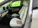 運転席と助手席には明るい色合いのシートを採用し、中央部分のアクセントが室内に落ち着きを添えています。視界を遮りにくい前席まわりで、運転する方も助手席の方もゆったりお過ごしいただけます。