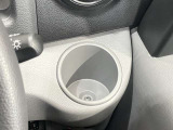 運転席のドリンクホルダーです。手のとどきやすい位置にあるので便利です