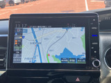 地図情報が画面いっぱいに表示され、道路や周辺の位置関係を確認しやすい案内画面です。表示を見ながら目的地までの道順を把握でき、初めての場所へのお出かけにも役立ちます。