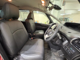 運転席は大きな座面と包み込むような背もたれが身体全体を支えます。上質なシートを採用し長時間の運転やコーナーの多い道も快適です。座ったときの頭上スペースも余裕たっぷりでロングドライブも楽チンです♪