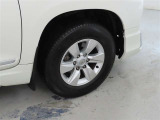 装着タイヤサイズは、265/65R17です。純正アルミホイールを装着しております。
