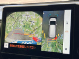 周囲を確認しながら駐車をサポートする表示が見やすく、車両後方の映像と俯瞰表示を切り替えて状況を把握できます。駐車時の確認に役立つ装備です。