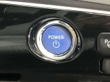 エンジンスタートスイッチです。キーが車内にあれば、エンジンの始動や停止はスイッチを押すだけ!キーを取り出す手間を省き、ワンプッシュで操作できるので簡単でスムーズです。