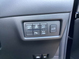 運転席の手元には、駐車時に周囲を映すカメラや荷室の扉などのスイッチがまとまっています。必要な機能へ手を伸ばしやすく、発進前や駐車時の操作を整理することで、運転者の確認作業を助けます。