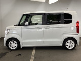 狭い駐車場でも、スライドドアならチャイルドシートへのお子さまの乗降や荷物の積載もスムーズ。とても便利な【両側電動スライドドア】ドアハンドを少し引くだけでリアドアが自動開閉します。