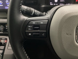 ステアリング左手側にオーディオ関連のコントロールスイッチを配置しています。操作時は視線を逸らすことなく運転に集中できます。