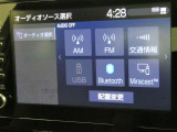 「AUTO」スイッチで車内の温度を一定に保ってくれるオートエアコン。快適装備の代名詞。もちろんマニュアル操作も可能ですよ。