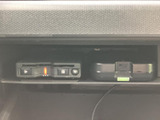 ダッシュボード内に機器類をまとめて収められるスペースがあり、配線もすっきり整理しやすい配置です。操作部へ手が届きやすく、車内で使用する装備を日常的に扱いやすい実用的な設えです。