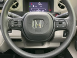 手元にはオーディオや運転支援に関するスイッチがまとまり、必要な操作を前方から大きく視線を外さずに行いやすい配置です。運転中の利便性に配慮された装備です。