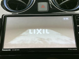 停車中にテレビ映像を視聴でき、休憩時間などに車内で番組を楽しめます。画面には字幕表示の案内もあり、気分転換のひとときに活用しやすい装備です。運転中の視聴はお控えください。