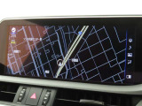 メーカー装着の12.3インチSDナビを装備しております。