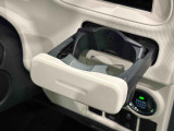 ワンプッシュ式オートオープンカップホルダーが運転席側に付いてます。