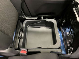 【シートアンダーボックス】助手席下には持ち運び可能な収納ボックスが装備されています。車検証ケースや靴などが収納できます。