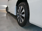 リヤタイヤの溝も十分に残っております。195/60R16となっております。