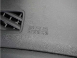 ◆助手席エアバッグ◆SRSエアバッグは、シートベルトだけでは防ぎきれない衝突時の衝撃から乗員を守るための安全装置。衝突時に瞬時に膨らみ、頭部や胸部がダッシュボードに直接衝突するのを防ぎます。