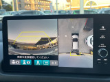 マルチビューカメラシステム:目視しにくい車の周囲を映像で確認できます。駐車時や見通しの悪い交差点など、死角をナビ画面に映し出し、安心感を高めます。