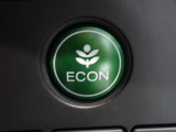 エンジン、エアコンなどを制御し低燃費な『ECONモード』に、また走りを楽しみたいとき、空調など快適性を重視したいときにはスイッチOFFで通常モードに切り替えができます!