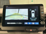 リバースギアに入れるだけで後方の表示へ切り替わります。夜間や雨の日の駐車も楽になりますよ。