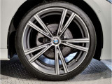 【BMWアロイホイル】軽量かつ強度に拘ったアロイホイル。走行性能ポテンシャルを引き出す設計。車の足元を引き締めてくれる大きなポイントはアロイホイルです。