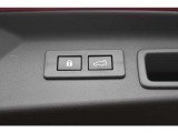 「電動パワーリヤゲート」も装備、荷物が多くてリヤゲートを手で上げられないような状況でも、スマートキーのリモコンやリヤゲートのタッチスイッチで電動開閉できます