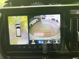 後方の映像に加えて周囲を上から見た表示も確認でき、駐車時の位置合わせをサポートします。画面には目安線も表示されるため、車庫入れや狭い場所での取り回しに役立つ便利な装備です。