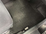 足元周り、フロアマットも、しっかり洗浄しております。