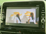 停車中にテレビ映像を楽しめる画面を備えています。待ち時間などに映像を視聴でき、表示も大きく見やすいため、車内で過ごす時間を有効に使えます。