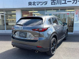 【ブラインド・スポット・モニタリング】隣車線を後方もしくは側方から接近する車両を検知してドアミラーに表示。その状態でのウインカー操作の際には警報音で危険をお知らせ。駐車場からバックで出庫の際にも活躍
