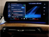 【ⅰドライブナビゲーション】文字情報も鮮明に表示する高解像度カラーディスプレイを採用。視認性に優れた地図デザインと特徴的な建造物を目印にした描写表示で現在位置を把握できます。地図データの更新も可能です