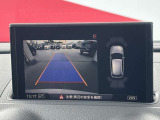 ●リアビューカメラ『入車経路を算出し、ガイドラインと補助線をディスプレイに表示します。同時にバンパーに内蔵のセンサーが障害物を感知し音で注意を促します。後方の死角も安心していただけます。』