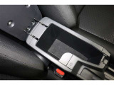 運転席からも助手席からも手が届きやすく、小物などを置いておくのにとても便利♪