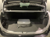 トランク容量は同一他社車両より広く、旅行やゴルフ等様々な場面で役立ちます。